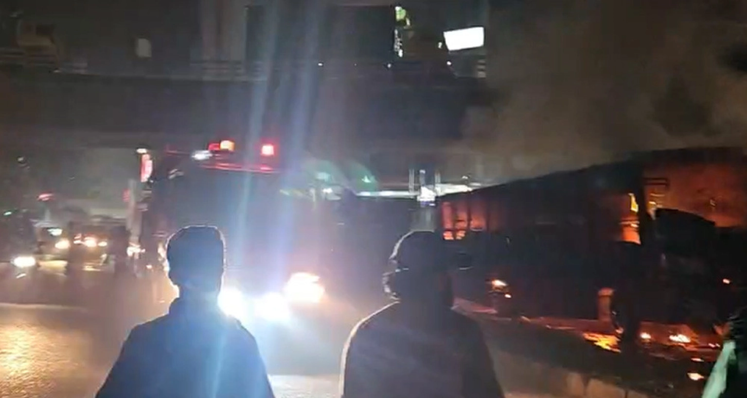 রাজধানীতে দাঁড়িয়ে থাকা বাসে আগুন, থেমে থেমে বিস্ফোরণের শব্দ