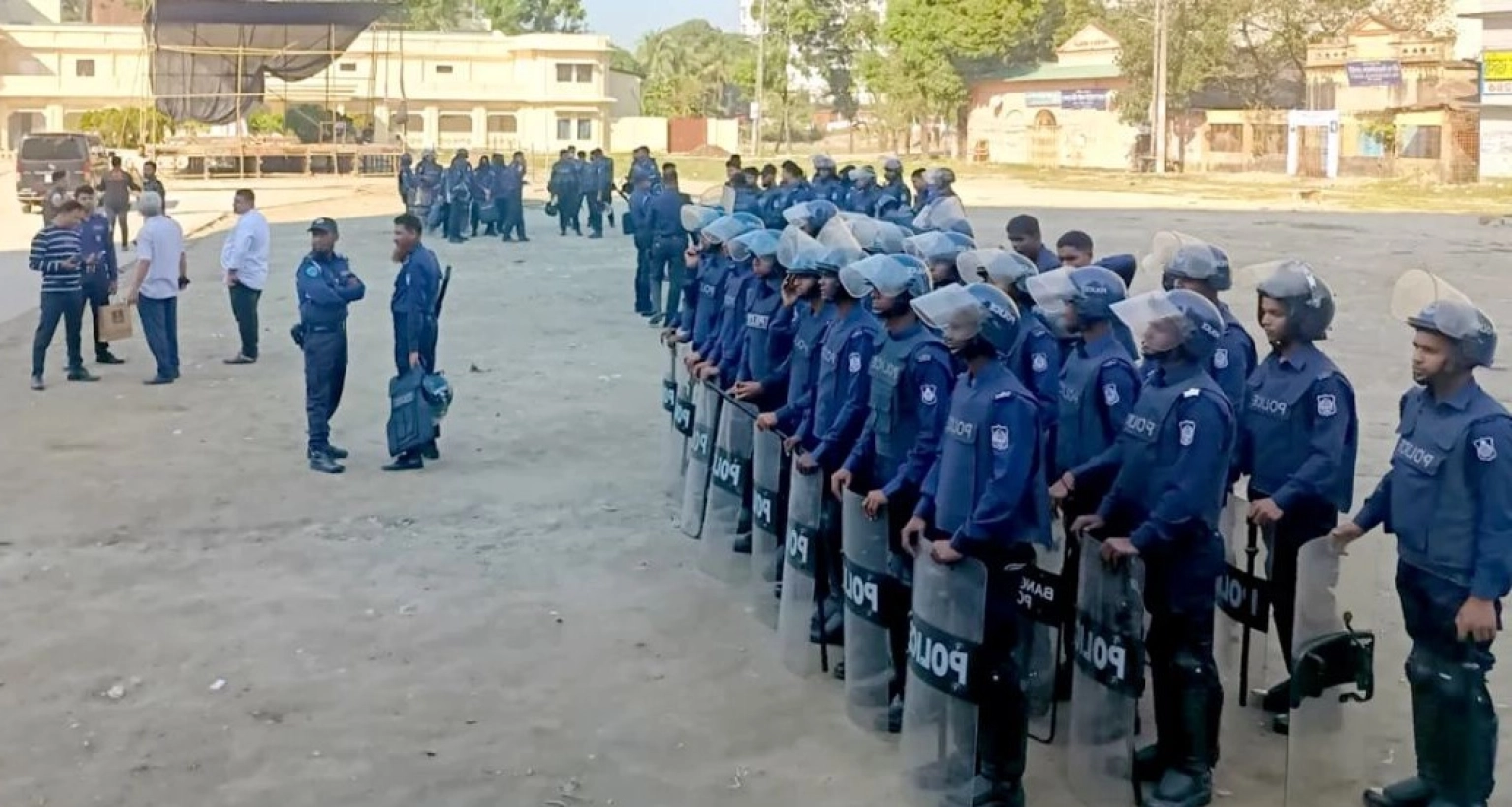 কুমিল্লায় নগরজুড়ে আতঙ্ক, পরিস্থিতি থমথমে, প্রস্তুত বিপুলসংখ্যক পুলিশ 