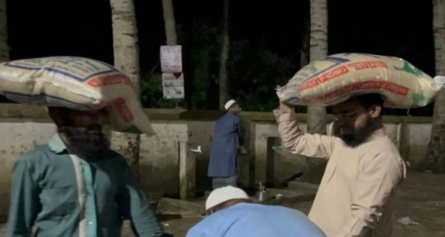 ১০ টাকায় ইলিশ মাছ ও এক টাকায় গরুর মাংসের পর এবার চালের বস্তা!