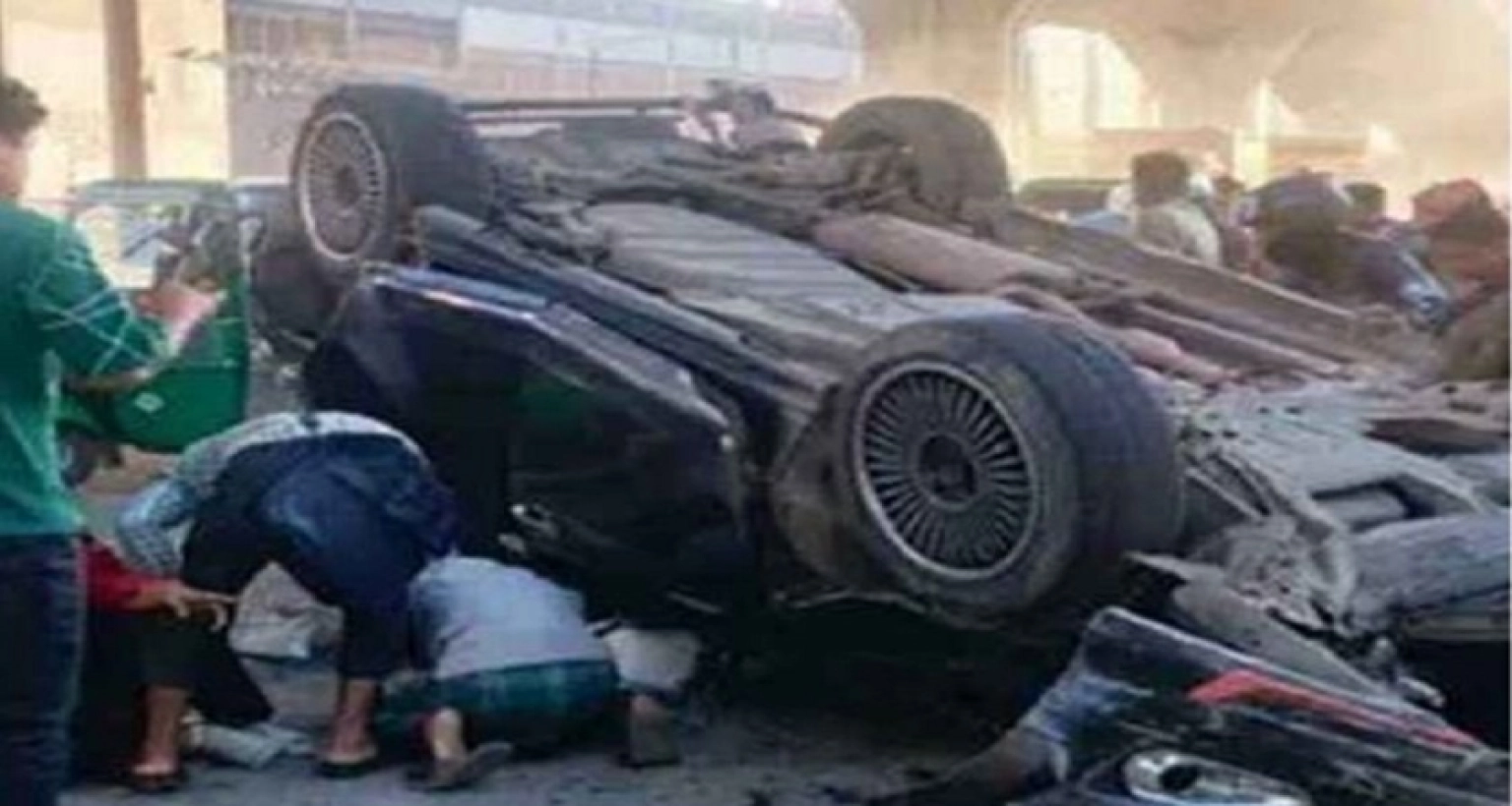 রেলিং ভেঙে নিচের সড়কে গিয়ে পড়ল গাড়ি, ১ জনের মৃত্যু