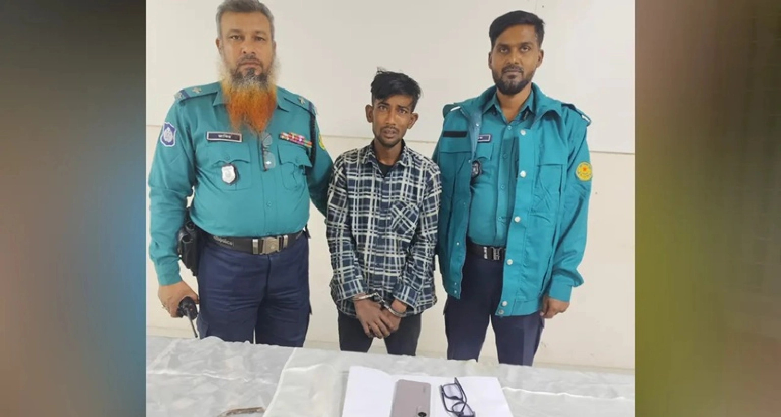 সেই বিচারকের মোবাইল ফোন ও চশমা উদ্ধার