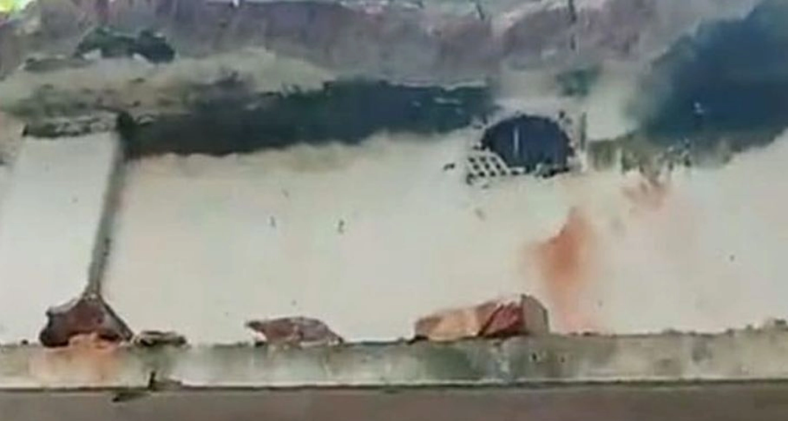 তীব্র ভূমিকম্পে ধসে পড়ল ভবনের ছাদ, জানুন বিস্তারিত