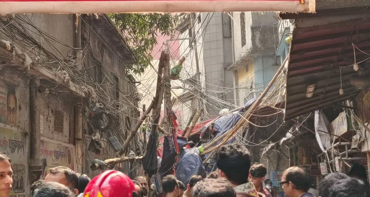 ভূমিকম্পে পুরান ঢাকায় ভবন ধস, এখন পর্যন্ত ৩ জনের মৃত্যু