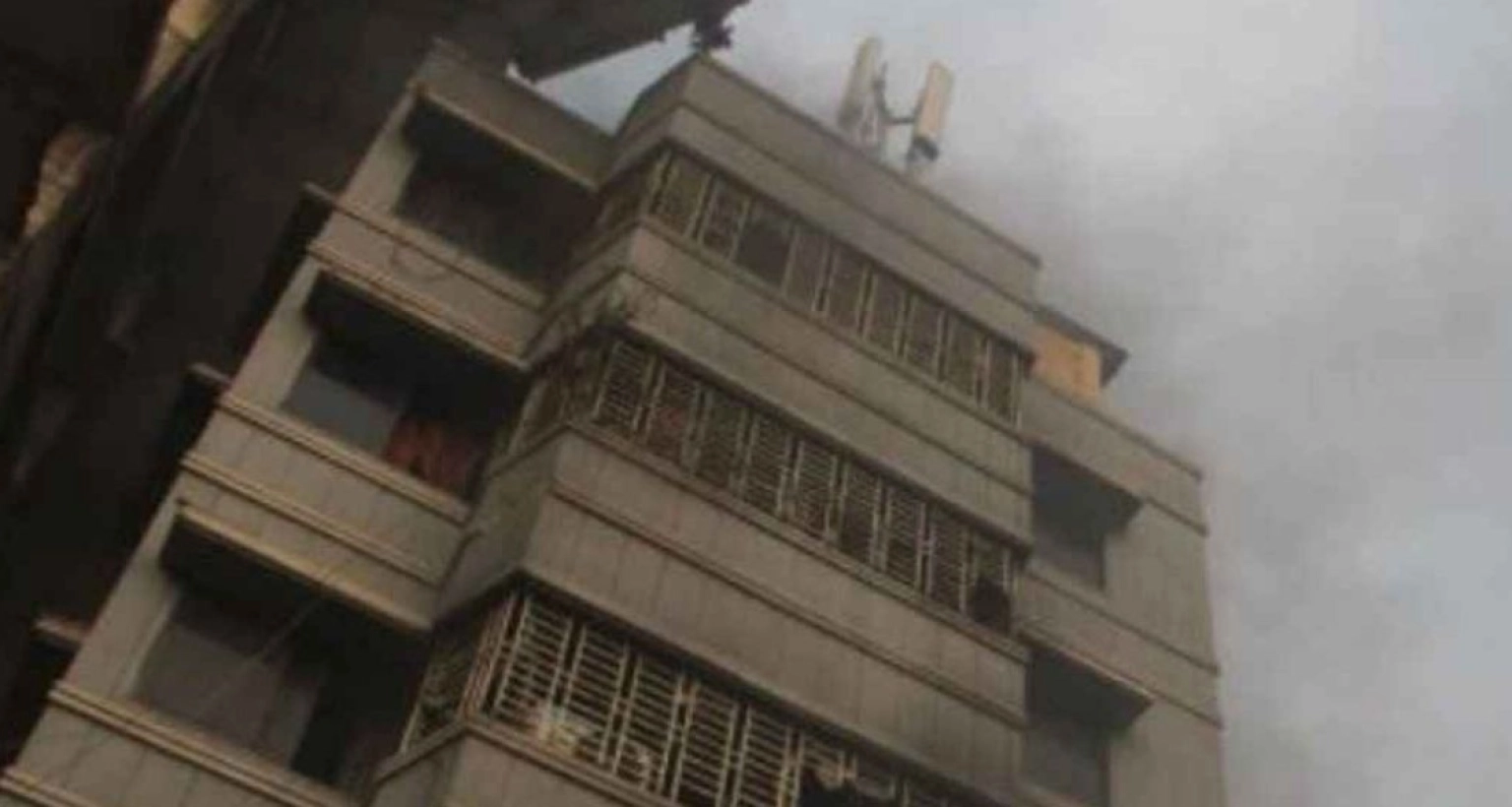 ভূমিকম্পে হেলে পড়েছে বহুতল ভবন