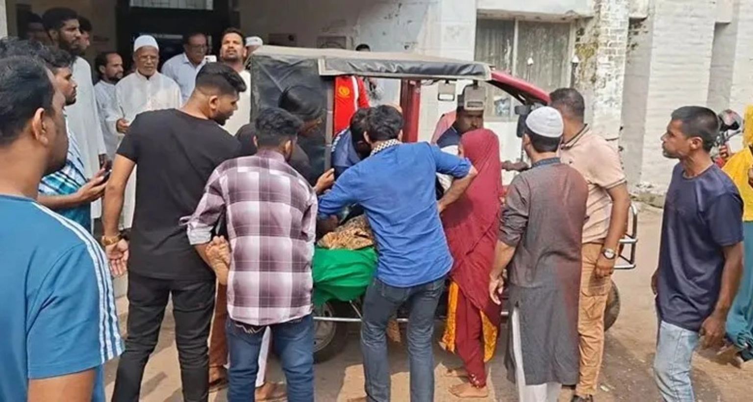 গাজীপুরে-ভূমিকম্পে-আহত-তিন-শতাধিক