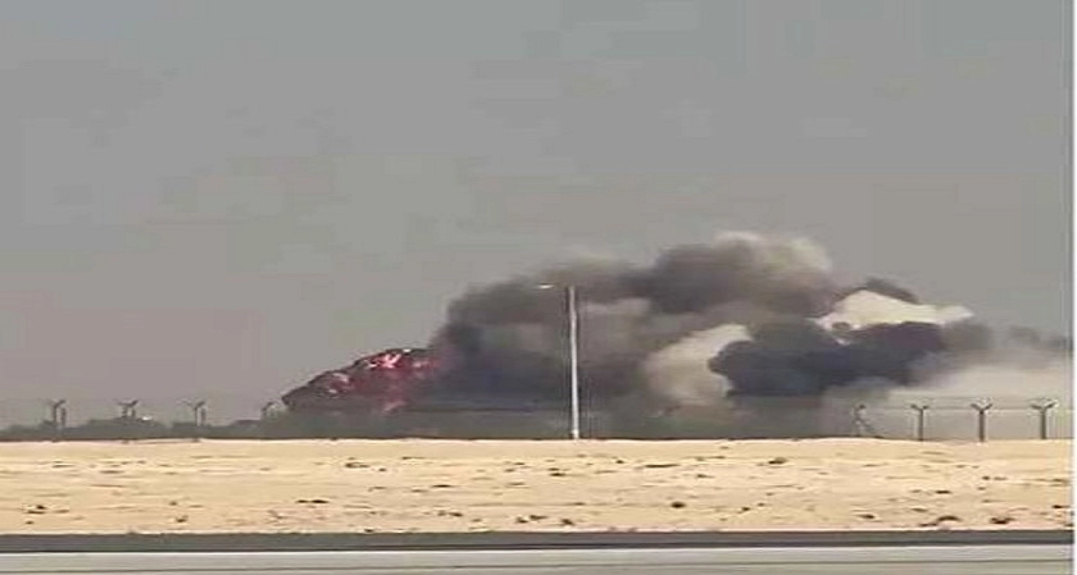 দুর্ঘটনার পর বিমানটি থেকে কালো ধোঁয়ার কুণ্ডলী বের হচ্ছে