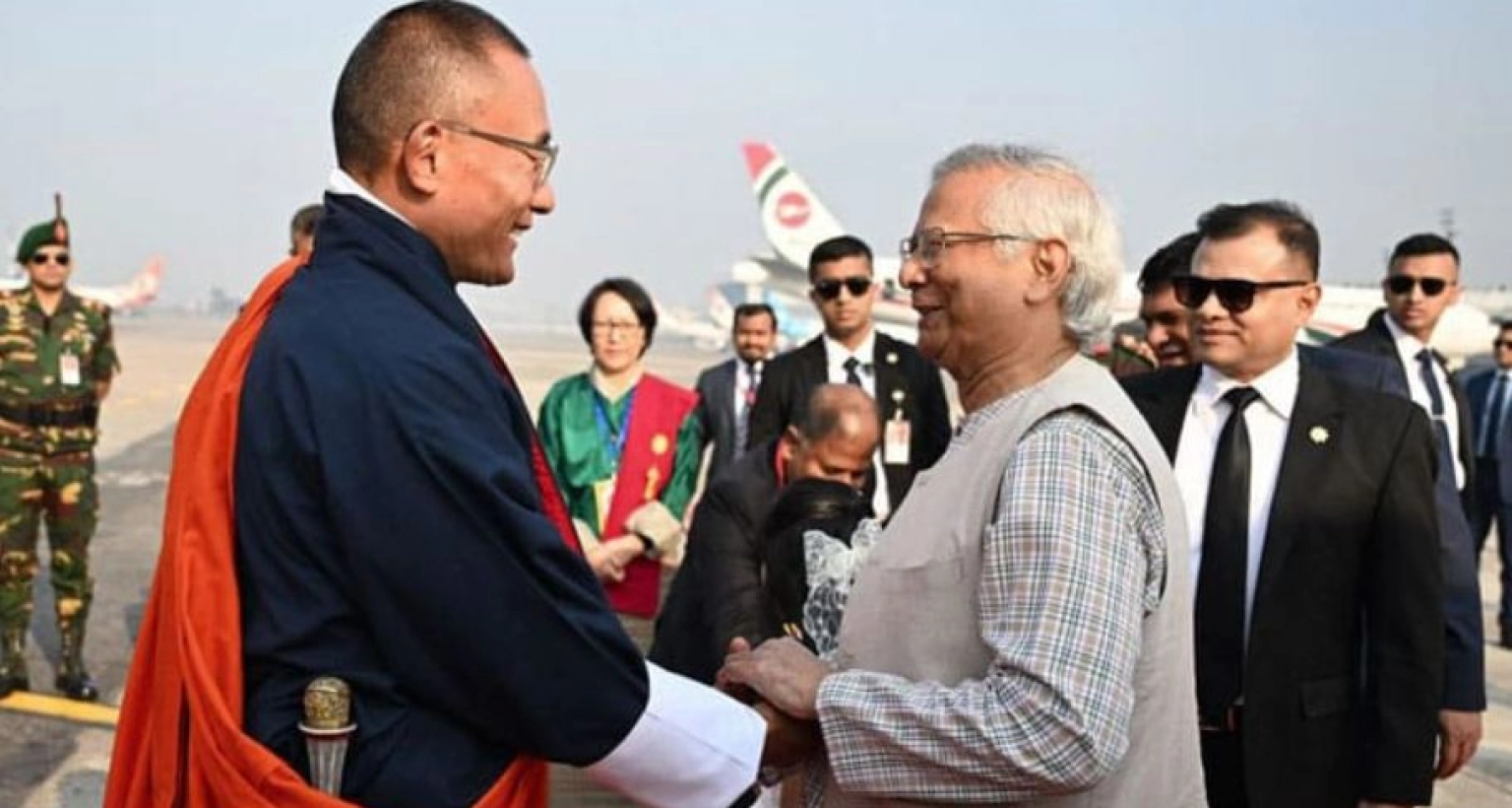 দুই-দিনের-রাষ্ট্রীয়-সফরে-ঢাকায়-ভুটানের-প্রধানমন্ত্রী-অভ্যর্থনা-জানালেন-প্রধান-উপদেষ্টা
