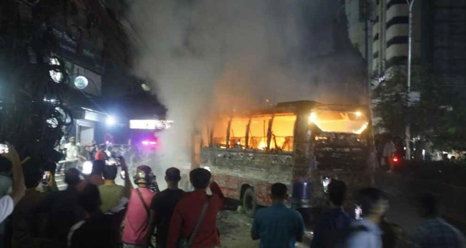 রাজধানীতে আবারও চলন্ত বাসে আগুন