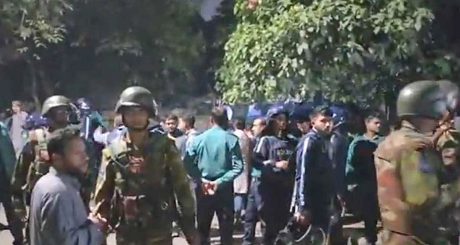 দফায় দফায় সংঘর্ষ, পরিস্থিতি নিয়ন্ত্রণে সেনা মোতায়েন