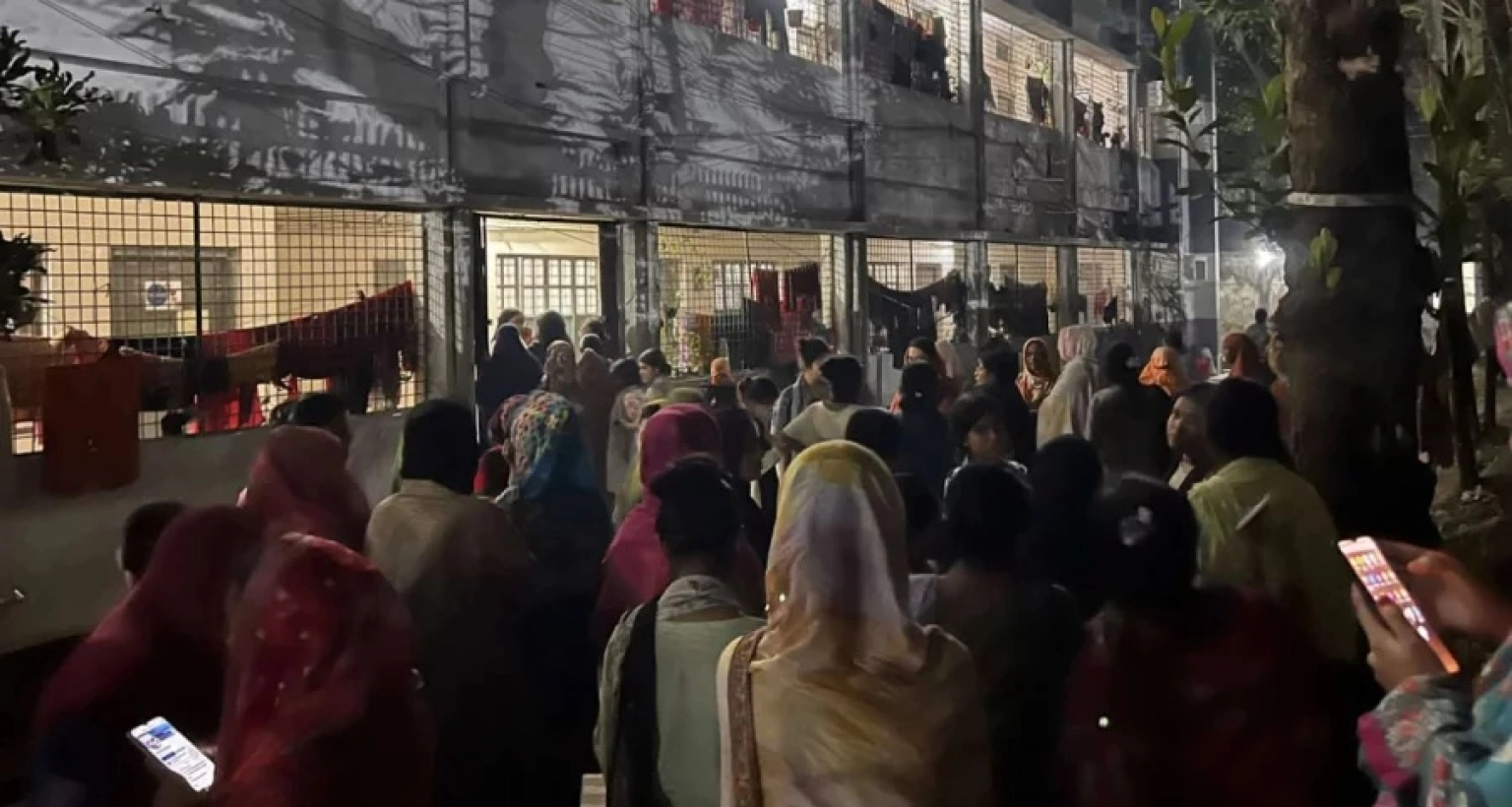 আতঙ্কে হল ছেড়ে খোলা আকাশের নিচে অবস্থান ইডেন শিক্ষার্থীদের