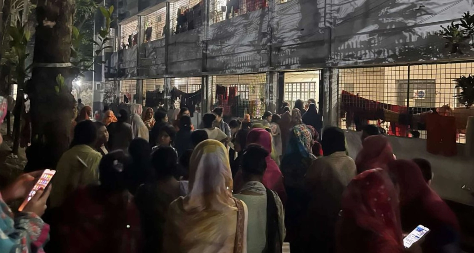 ভূমিকম্প আতঙ্কে হল ছেড়ে খোলা আকাশের নিচে ইডেন শিক্ষার্থীরা