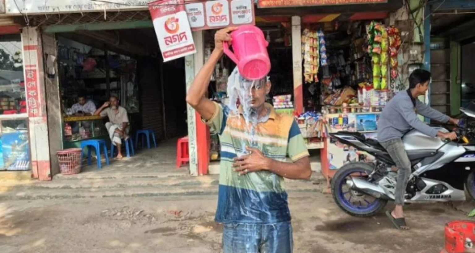 দুধ দিয়ে গোসল করে রাজনীতি ছাড়লেন স্বেচ্ছাসেবক দল নেতা