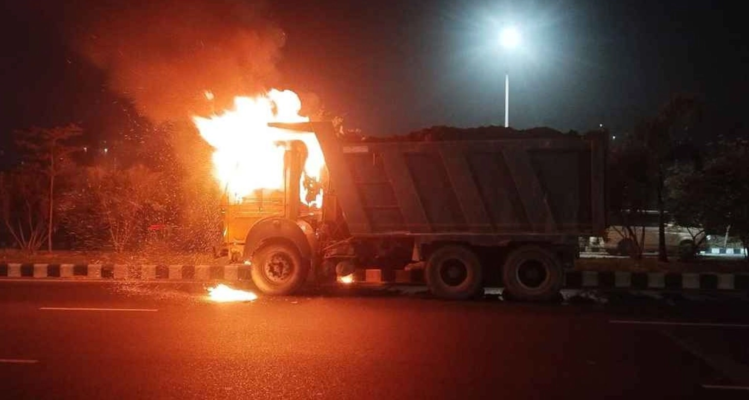 রাজধানীতে মাটি বোঝাই ট্রাকে আগুন