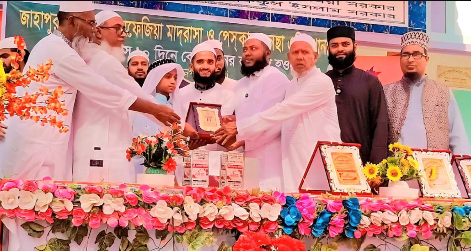 মাত্র ১৩ মাস ১০ দিনে পবিত্র কোরআনে হাফেজ হলেন দশ বছরের মাকসুদুর