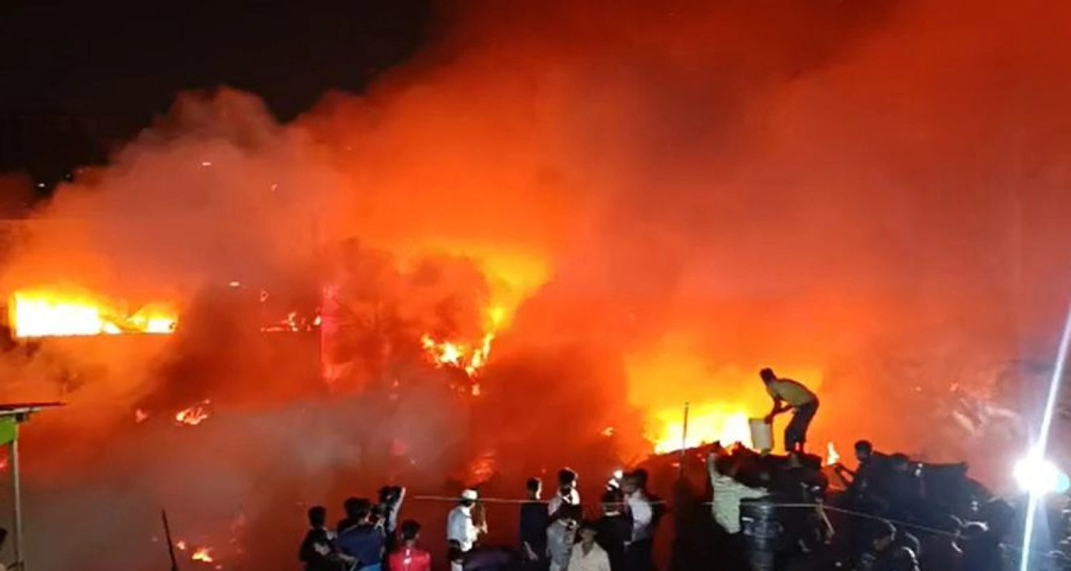 এখনও আগুন নেভানো সম্ভব হয়নি, জ্বলছে দাউ দাউ করে!