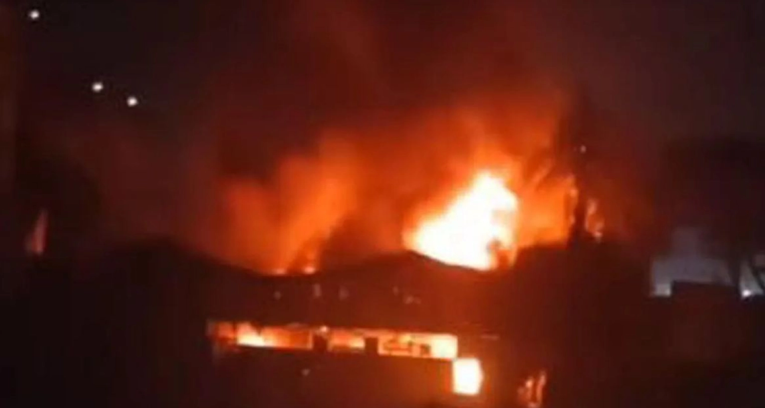 পোশাক কারখানার গুদামে আগুন, আতঙ্ক ছড়িয়ে পড়ে আশপাশেও