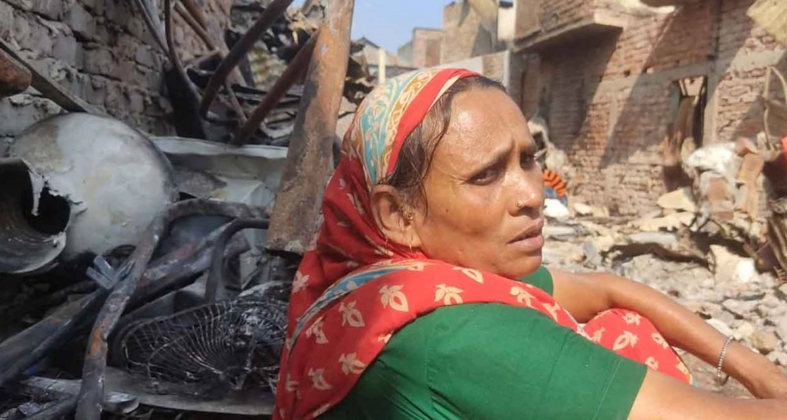 হাজারো নিঃস্ব মানুষের মুখে একটাই কথা, ‘গায়ের কাপড় ছাড়া আর কিছুই নাই’