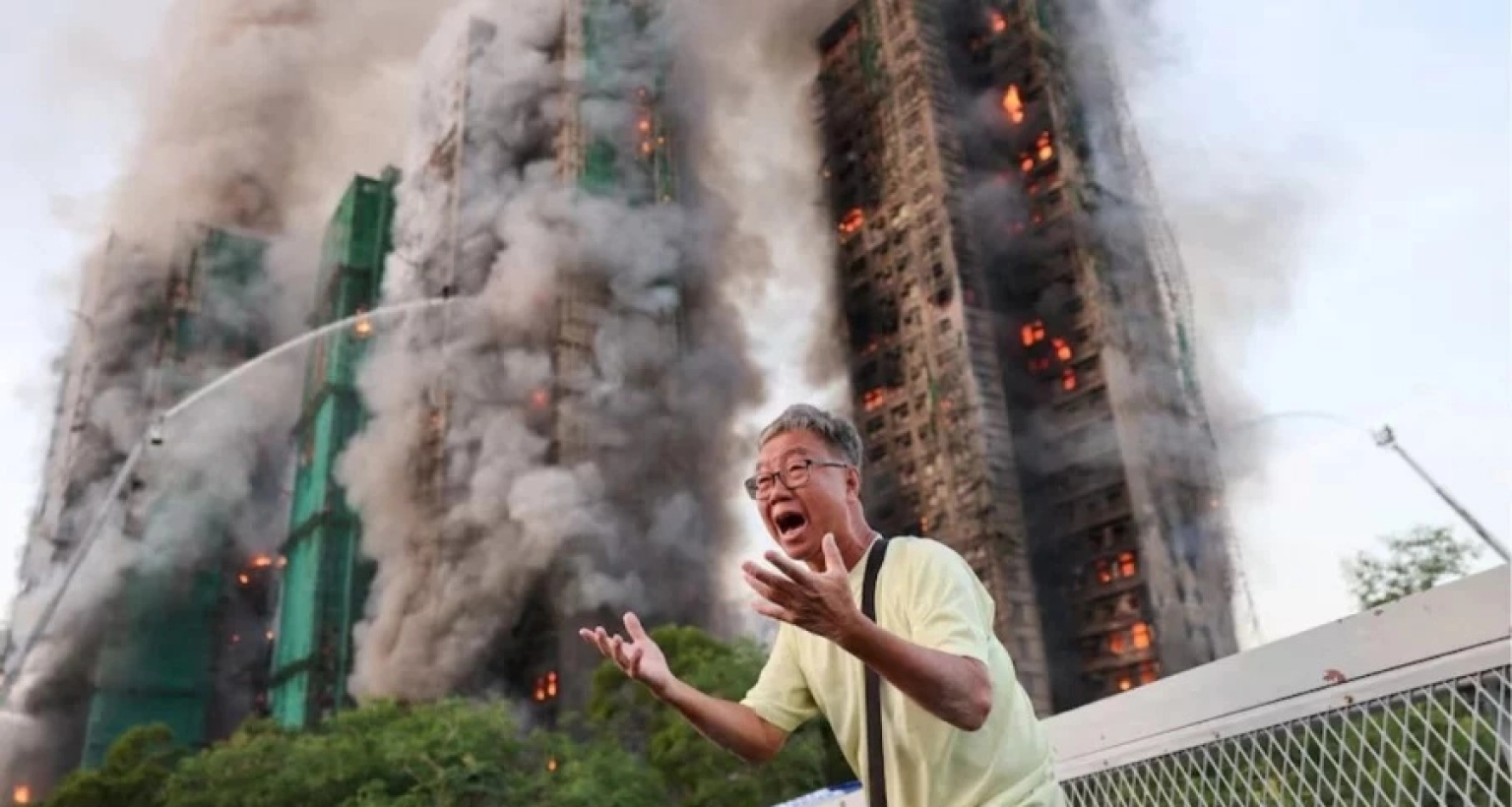 হংকংয়ে বহুতল আবাসিক ভবনে ভয়াবহ আগুন, নিহত ৪ 