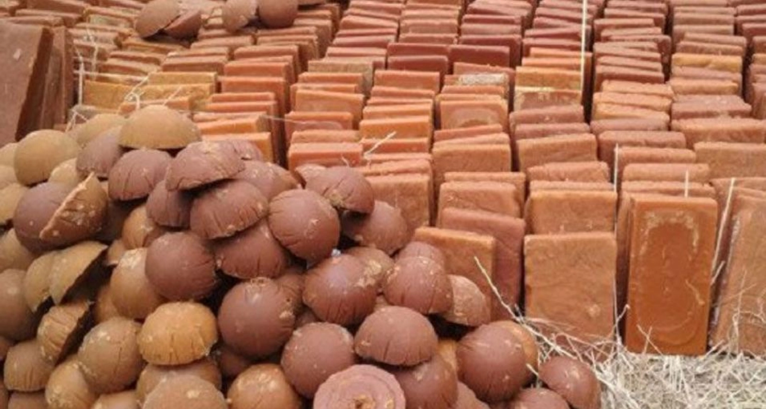 চিনি, রং, চুন এবং হাইড্রোজ মিশিয়ে তৈরি করা হচ্ছে খেজুরের গুড়