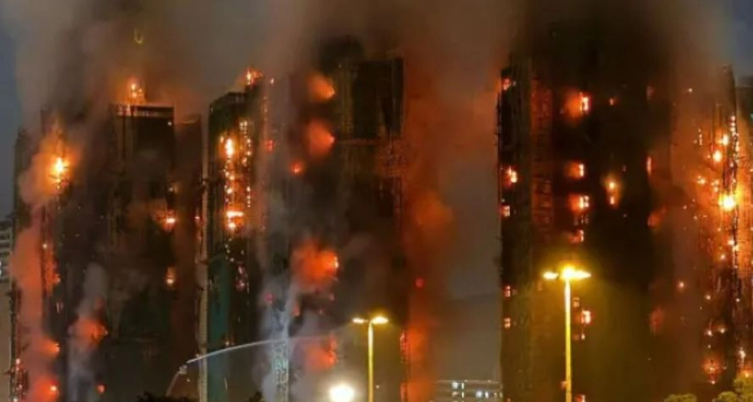 মুহূর্তের মধ্যেই ছড়িয়ে পড়ে আগুন, ১৩ জনের মৃত্যু