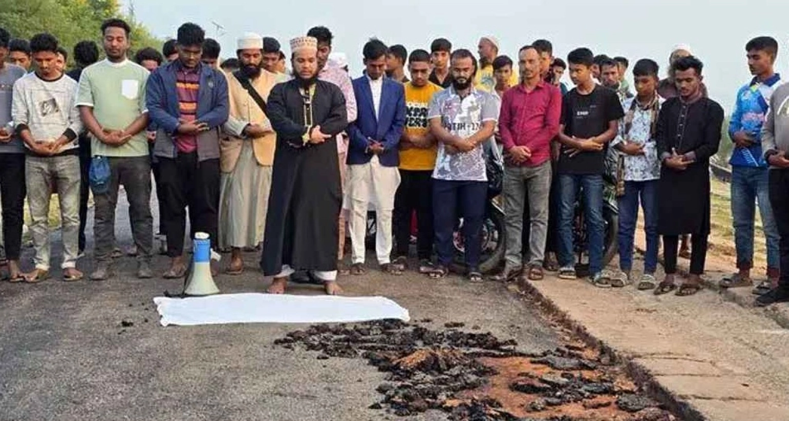 রাস্তার ‘আত্মার মাগফেরাত’ কামনায় গায়েবানা জানাজা, জিলাপি বিতরণ!