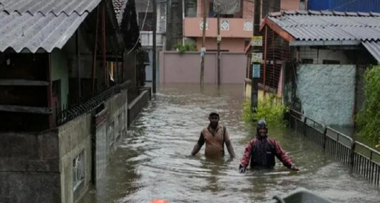 শতাধিক মানুষের প্রাণহানি, শ্রীলঙ্কায় জরুরি অবস্থা ঘোষণা