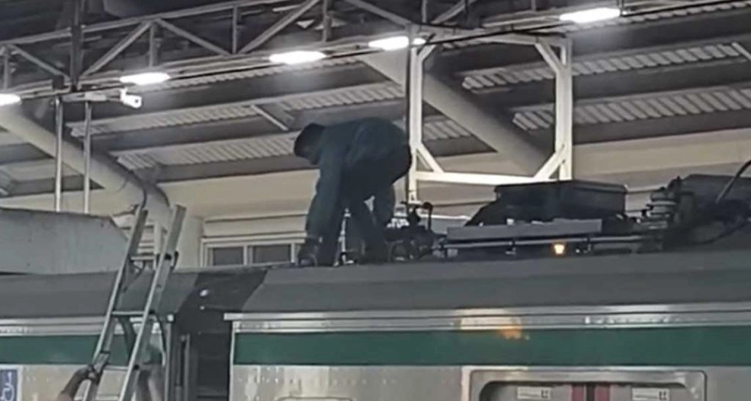 দুই ব্যক্তি মেট্রো রেলের ছাদে উঠে পড়ায় রেল চলাচল বন্ধ