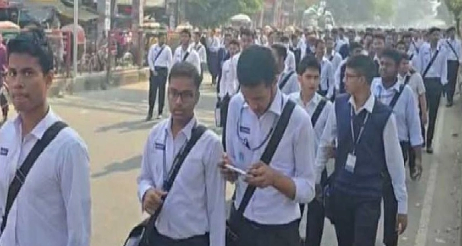 সায়েন্সল্যাব মোড় অবরোধ ঢাকা কলেজের উচ্চমাধ্যমিক শিক্ষার্থীদের