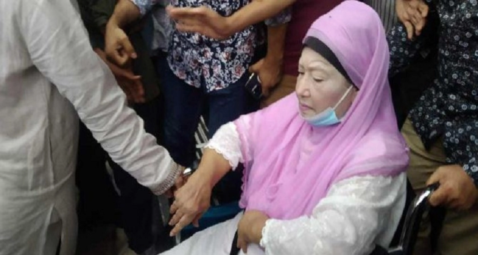 যে সতর্কবার্তা খালেদা জিয়ার চিকিৎসা সংক্রান্ত বিষয় নিয়ে 