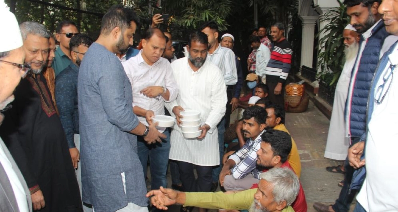 খালেদা জিয়া’র সুস্থতা কামনায় দোয়া, দুস্থদের খাবার বিতরণ করলেন তামিম