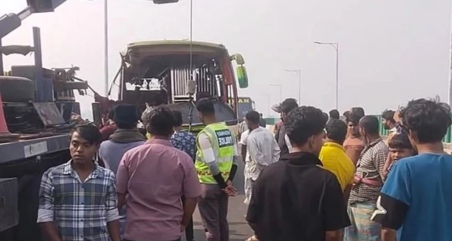 যাত্রীবাহী বাস ও ট্রাকের সংঘর্ষে ৩ জনের মৃত্যু