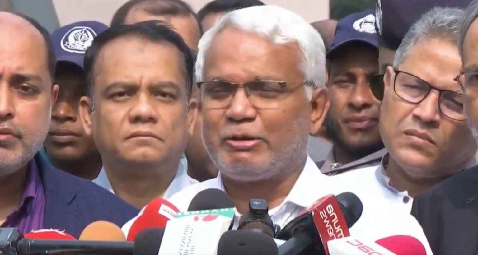 কাঁদতে কাঁদতে যা জানালেন খালেদা জিয়ার চিকিৎসক