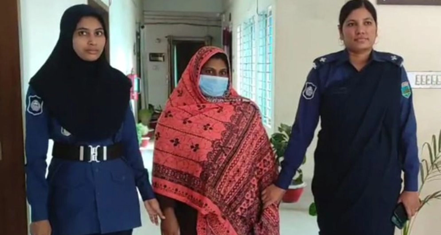 ৮ কুকুর ছানার ‘হত্যাকারী’ নিশি যা বললেন