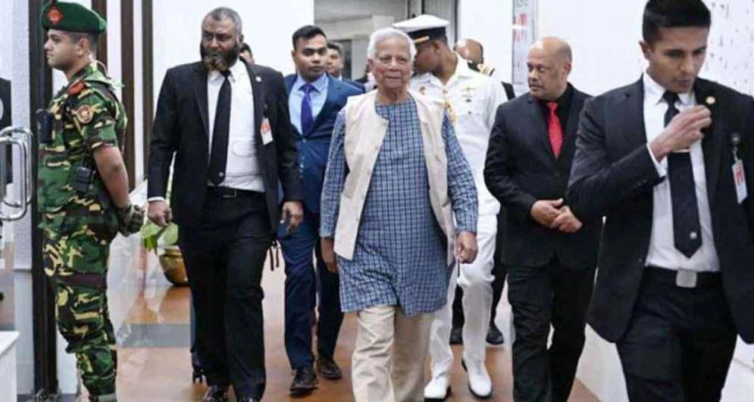 বেগম খালেদা জিয়াকে দেখতে হাসপাতালে প্রধান উপদেষ্টা