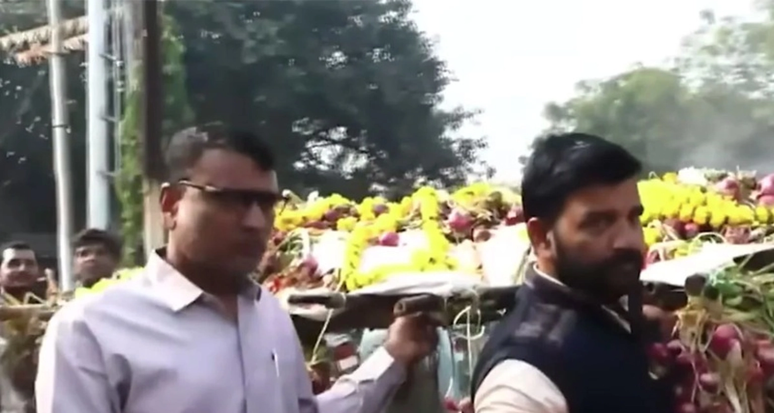 বাংলাদেশে বেঁচতে না পেরে ভারতে শেষকৃত্যের আয়োজন চলছে পেঁয়াজের