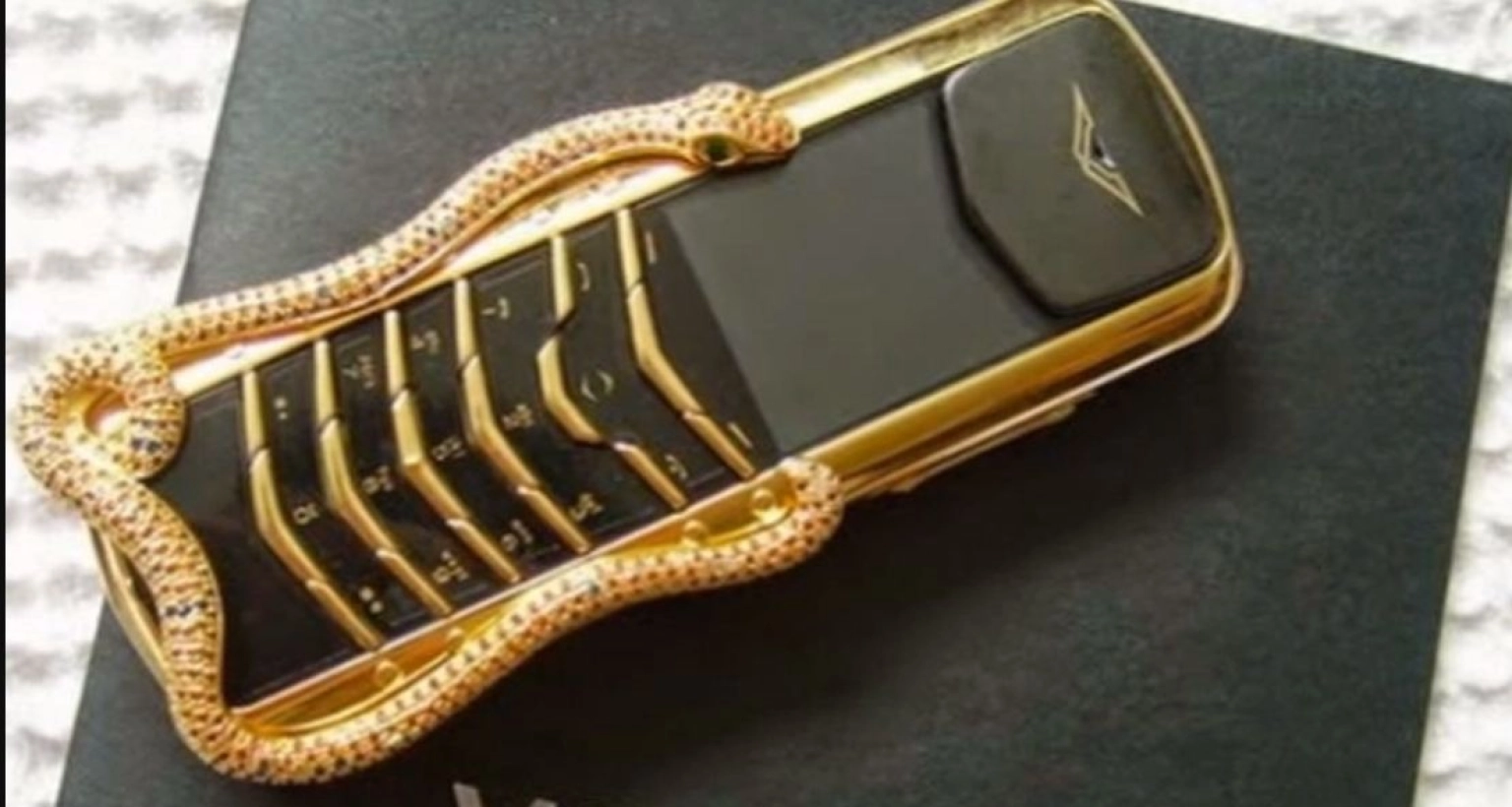 একটি সাধারণ বাটন ফোনের দাম ২৫ লক্ষ টাকা!
