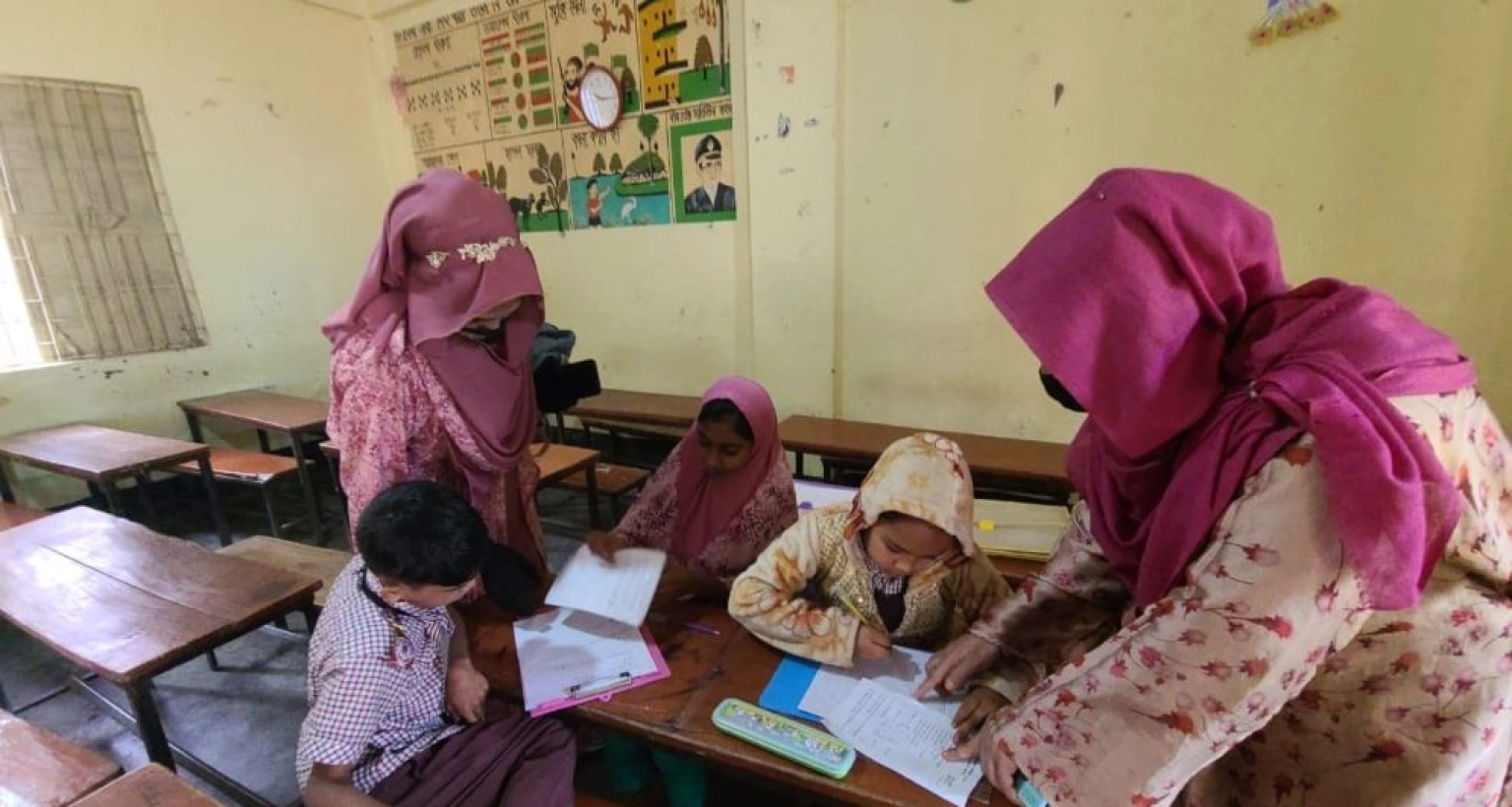শিক্ষকদের-স্কুলে-ঢুকতে-না-দিয়ে-সন্তানদের-পরীক্ষা-নিয়েছেন-অভিভাবক-নিজেরাই