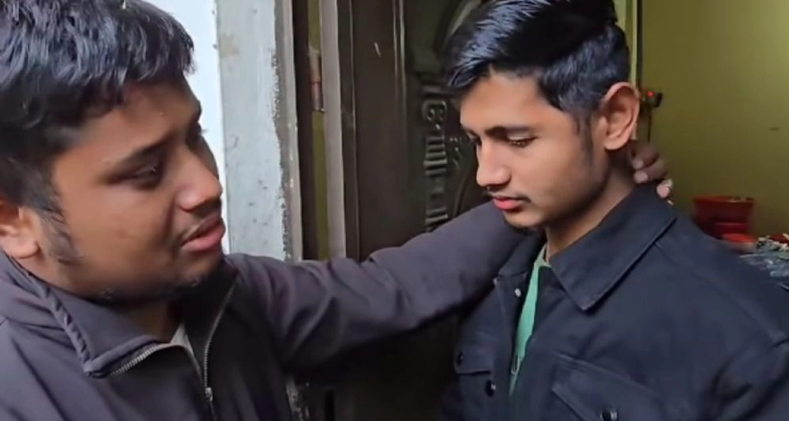 মাদ্রাসাছাত্রের-করুণ-অবস্থা-দেখে-কাঁদতে-কাঁদতে-জড়িয়ে-ধরেন-হাসনাত