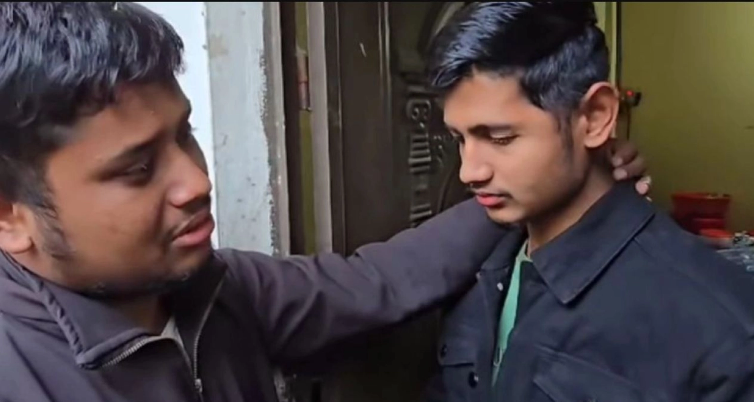 কাঁদতে কাঁদতে আবু বকরকে জড়িয়ে ধরলেন হাসনাত আব্দুল্লাহ 