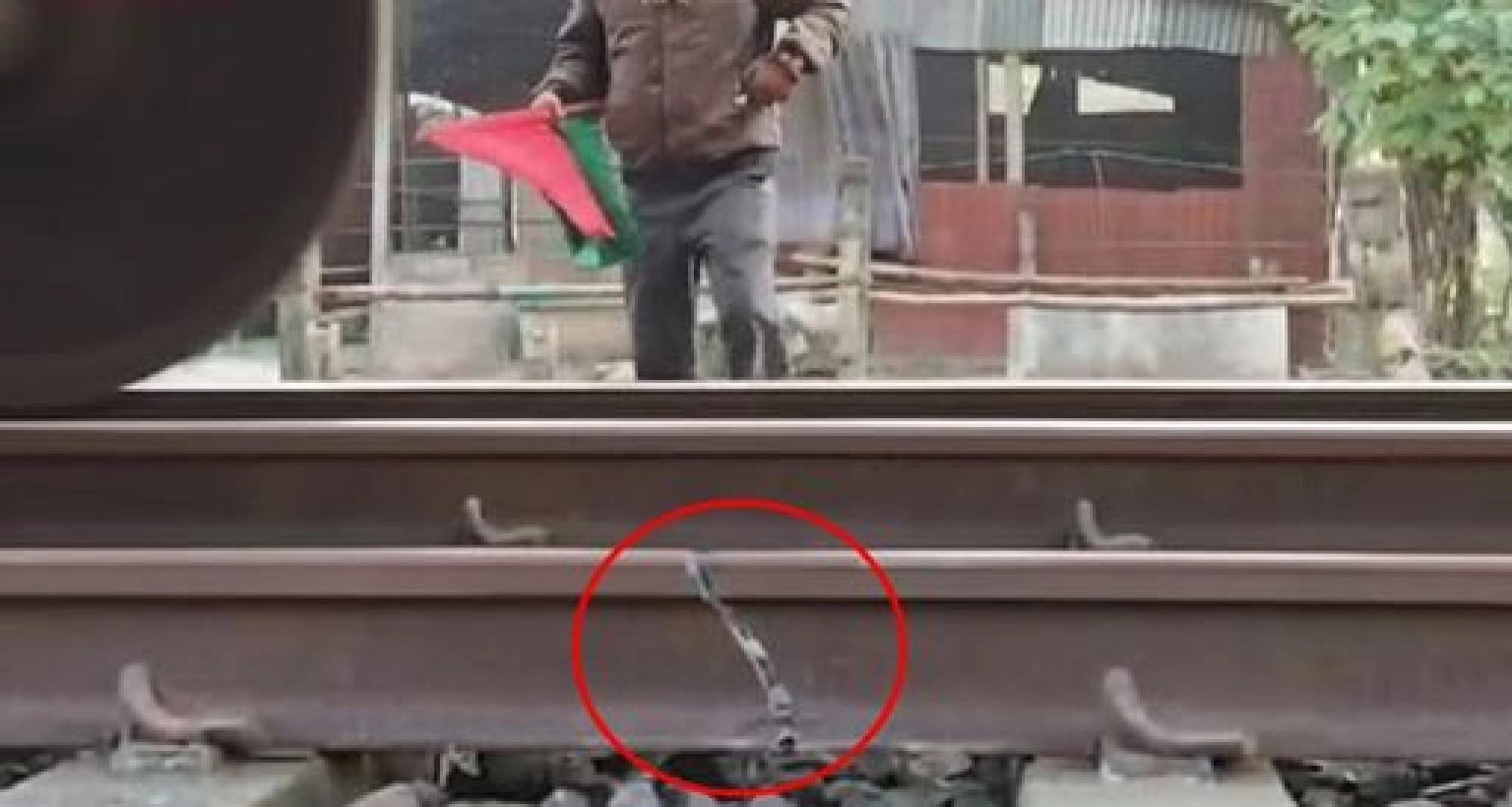 নাটোরে-অতিরিক্ত-ঠান্ডায়-রেললাইনে-ফাটল