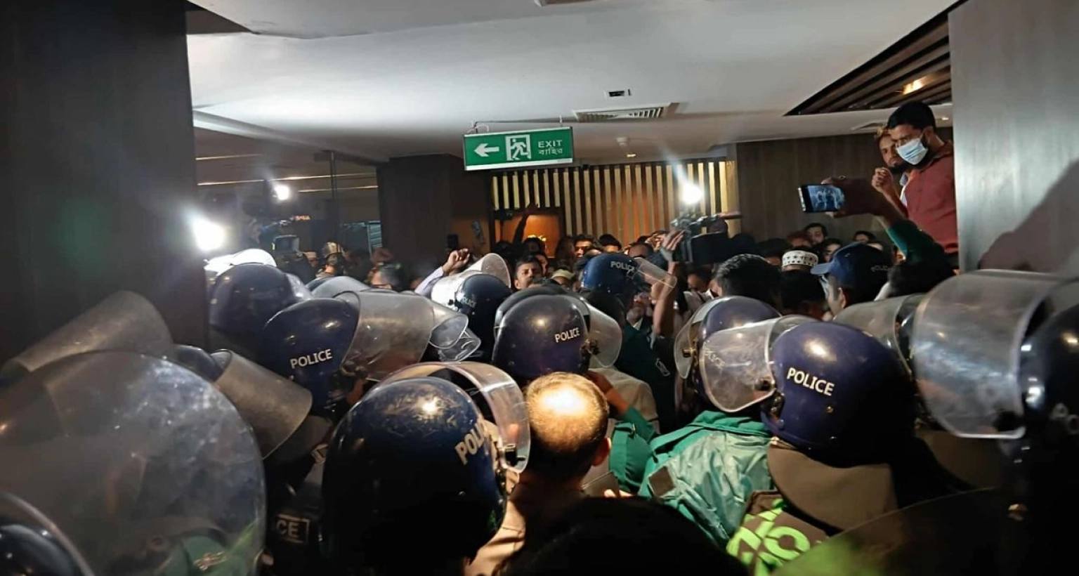 টানা ৬ ঘণ্টা অবরুদ্ধ অর্থ উপদেষ্টা : এবার কঠোর অবস্থানে যাচ্ছে পুলিশ