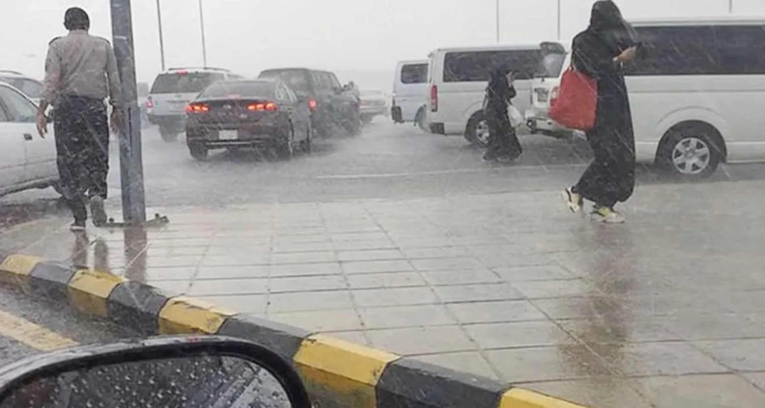 মক্কা, মদিনা, রিয়াদ সহ সৌদির বিভিন্ন এলাকায় বিপুল বর্ষণ ও ঝড় হচ্ছে