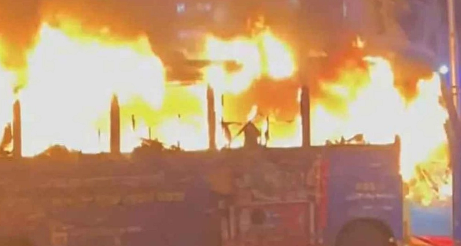 রাজধানীর-বাড্ডায়-চলন্ত-বাসে-আগুন