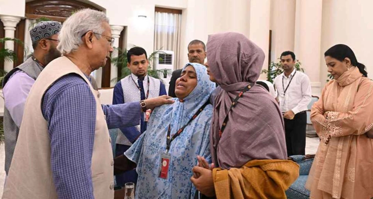 ওসমান হাদির পরিবারের সঙ্গে সাক্ষাৎ করলেন প্রধান উপদেষ্টা, দিলেন যে আশ্বাস