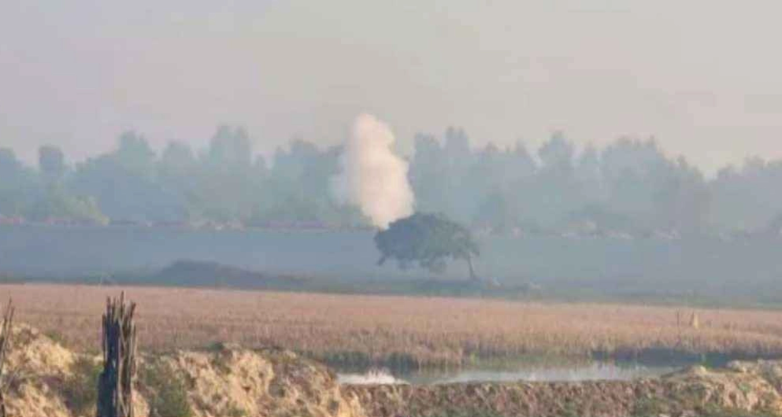 সীমান্তের ওপারে তীব্র সংঘর্ষ, বাংলাদেশের ভেতর এসে পড়ছে গুলি