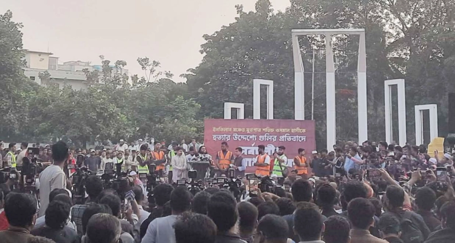 স্বরাষ্ট্র উপদেষ্টার পদত্যাগে এক কোটি টাকা পুরস্কার ঘোষণা!