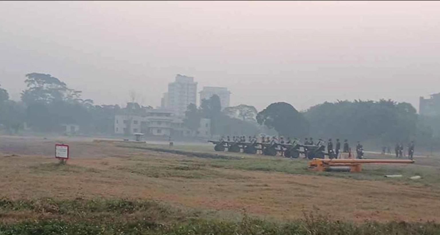 বীর শহীদদের প্রতি গান স্যালুট ৩১ বার তোপধ্বনির মাধ্যমে