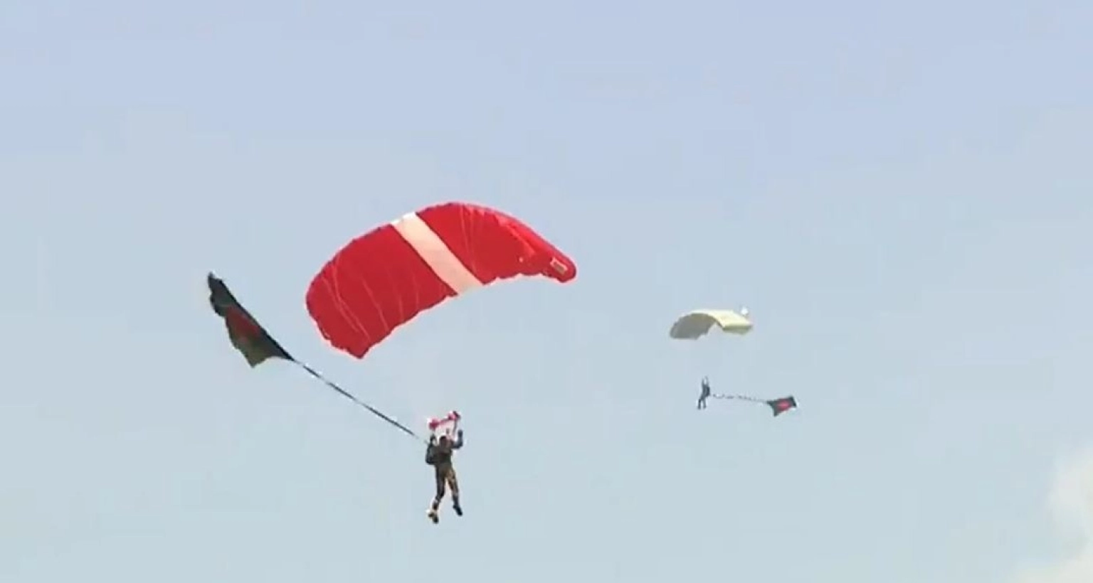 প্যারাস্যুটিং করে বাংলাদেশের বিশ্ব রেকর্ড