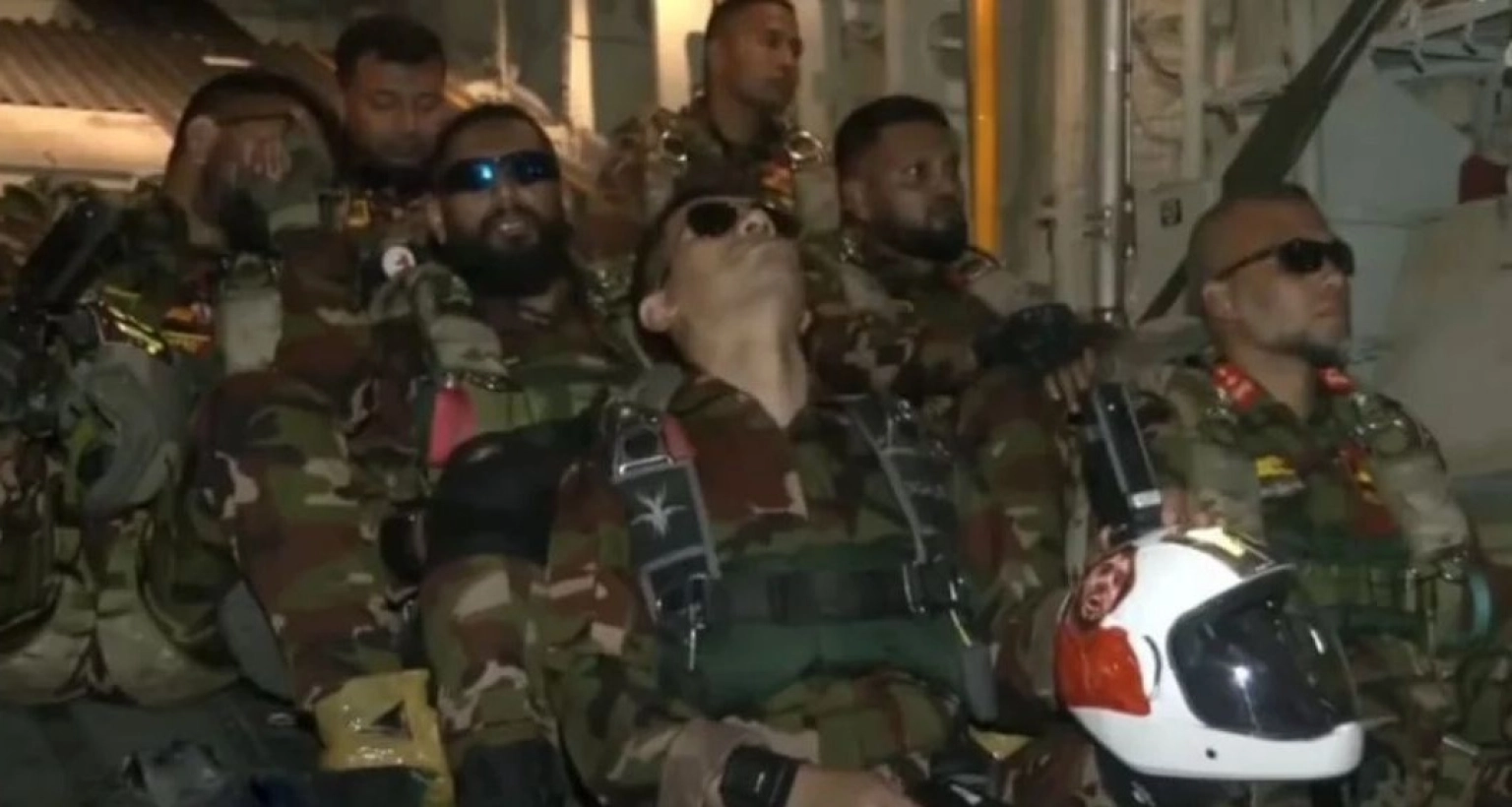 এবার ওসমান হাদির ছবি সম্বলিত হেলমেট মাথায় প্যারাট্রুপিং