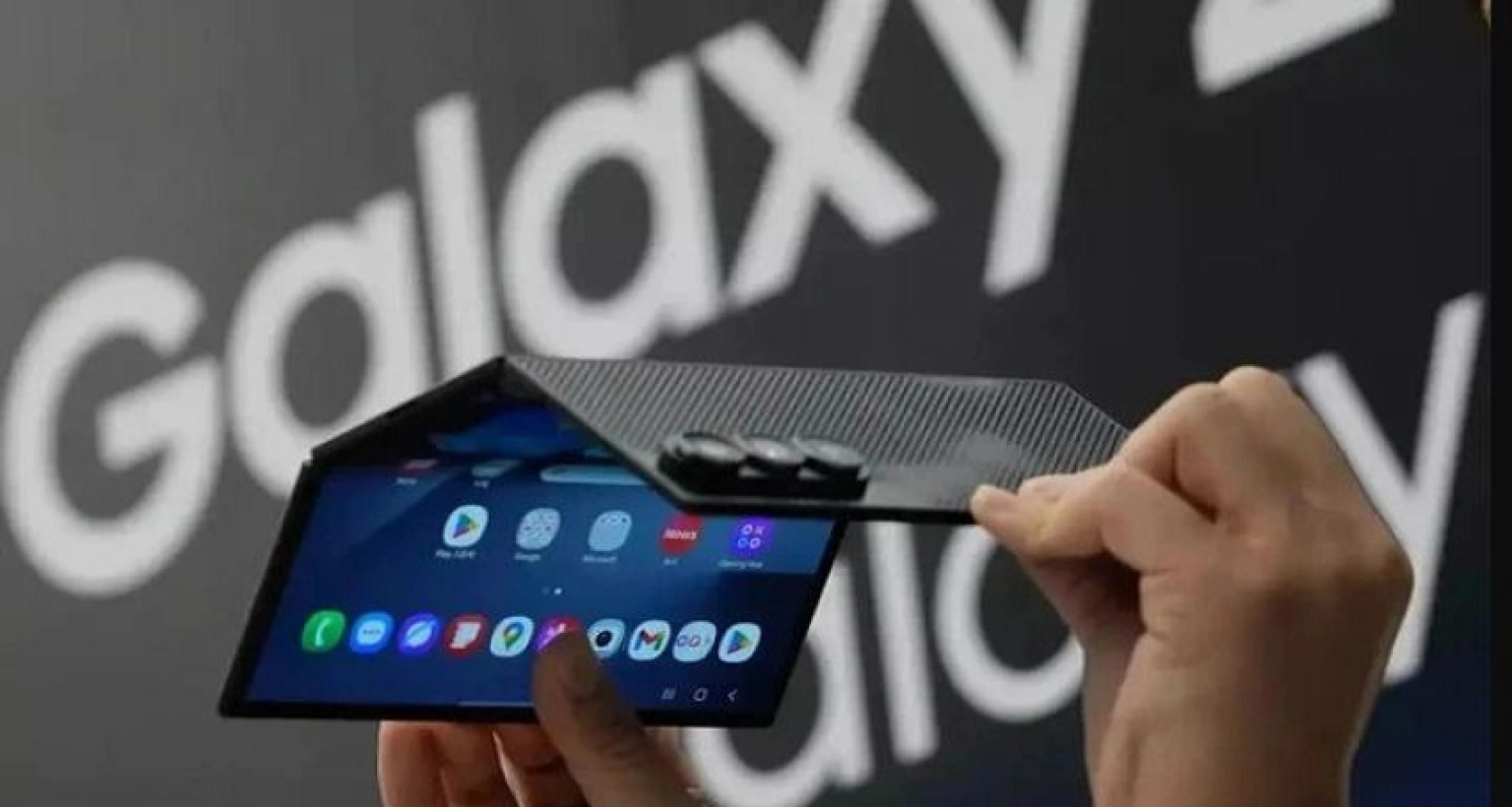 স্যামসাংয়ের নতুন চমক— গ্যালাক্সি জেড ট্রাইফোল্ড